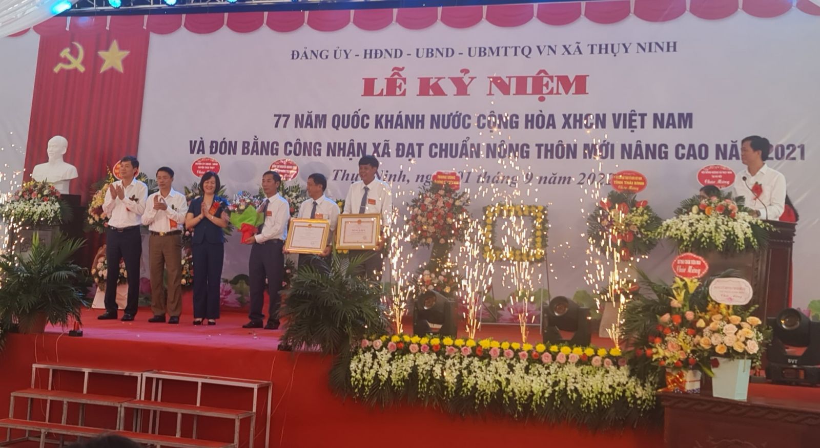 Lãnh đạo huyện Thái Thụy trao quyết định đạt chuẩn NTM nâng cao cho xã Thụy Ninh