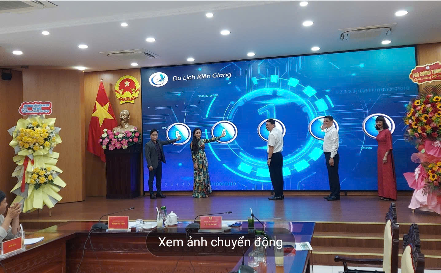 Các đại biểu thực hiện nghi thức vận hành dự án Mobile App. Ảnh: Trương Anh Sáng