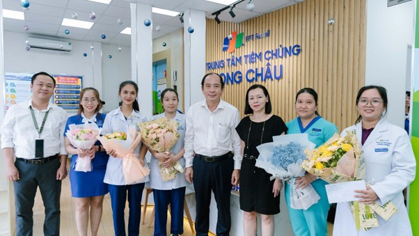 PGS TS BS Tăng Chí Thượng, Giám đốc Sở Y tế TP.HCM tặng hoa chúc mừng ê-kíp y, bác sĩ của Hệ thống nhà thuốc và tiêm chủng FPT Long Châu đã phối hợp cấp cứu sốc phản vệ thành công cho người bệnh.