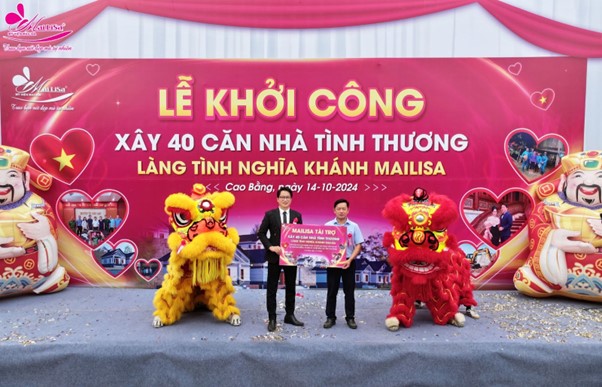 Doanh nhân Hoàng Kim Khánh đại diện phát biểu và trao quà