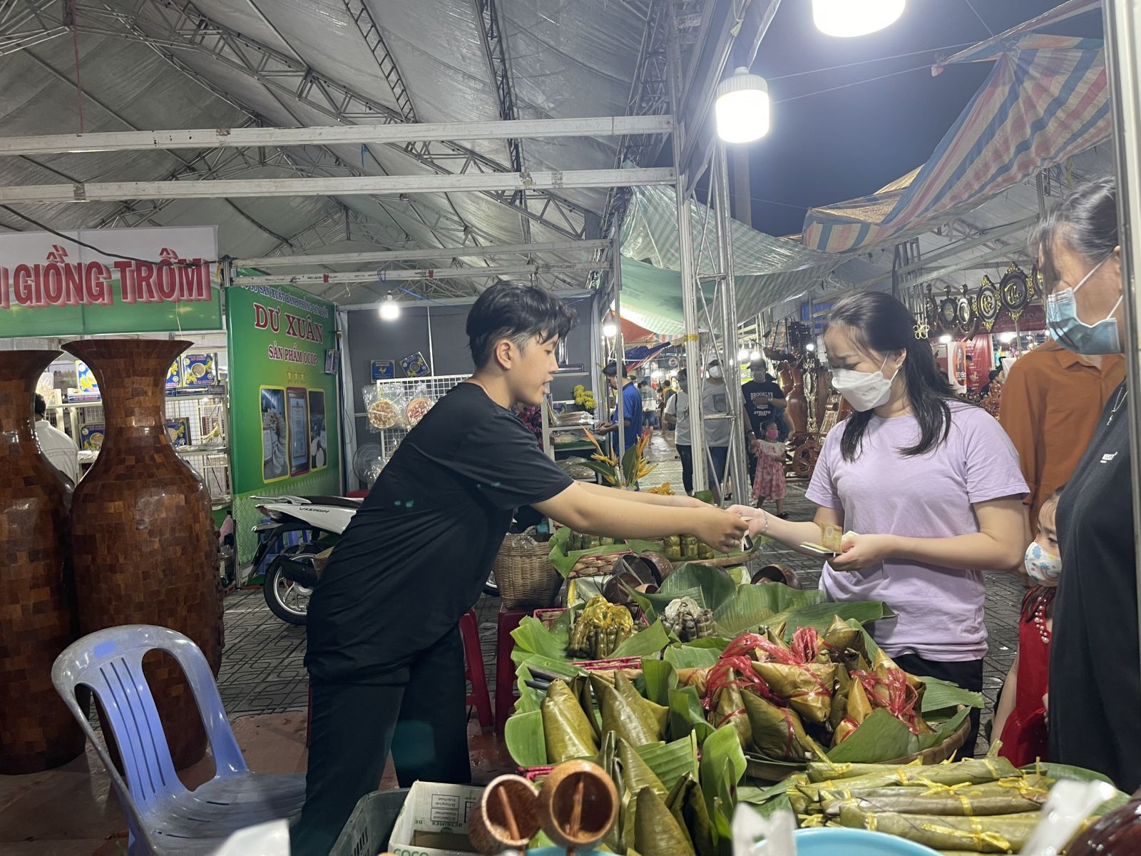 Người dân tham quan, mua sắm tại Hội chợ Thương mại-Ẩm thực xứ dừa năm 2022