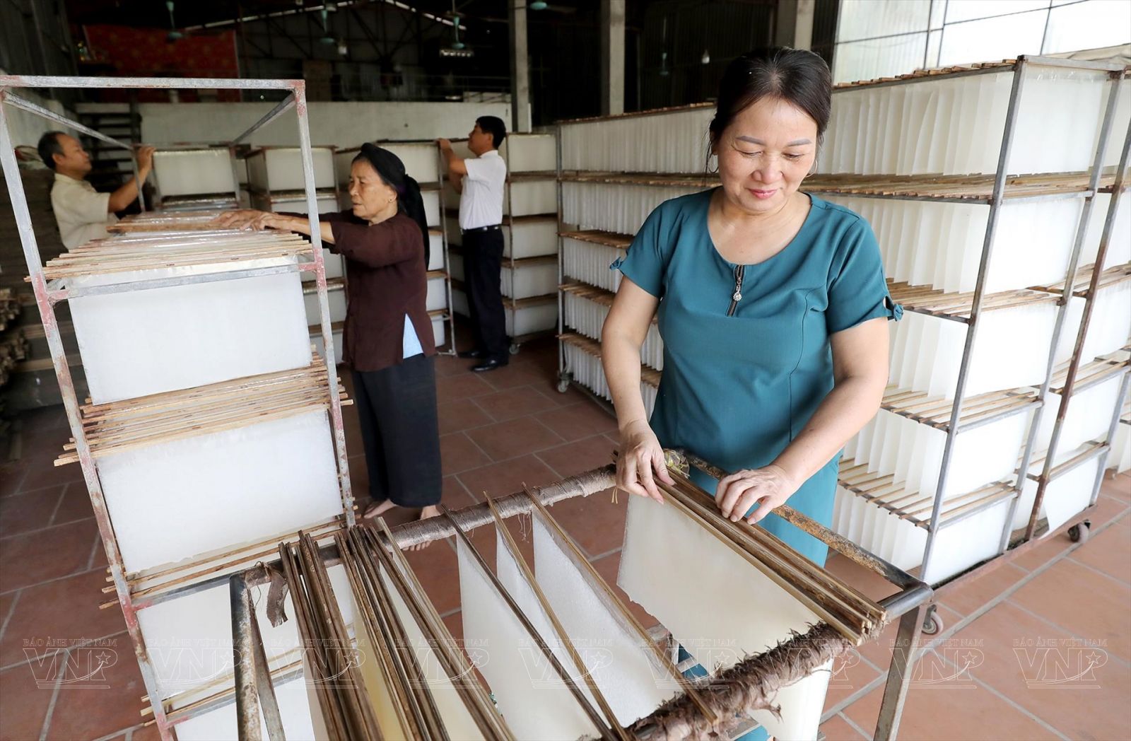 Làng nghề bánh đa nem của xã Tiến Thịnh hướng đến tham gia chương trình OCOP của TP. Hà Nội và có hệ thống truy xuất nguồn gốc, mã QR gắn thương hiệu chuyên nghiệp.