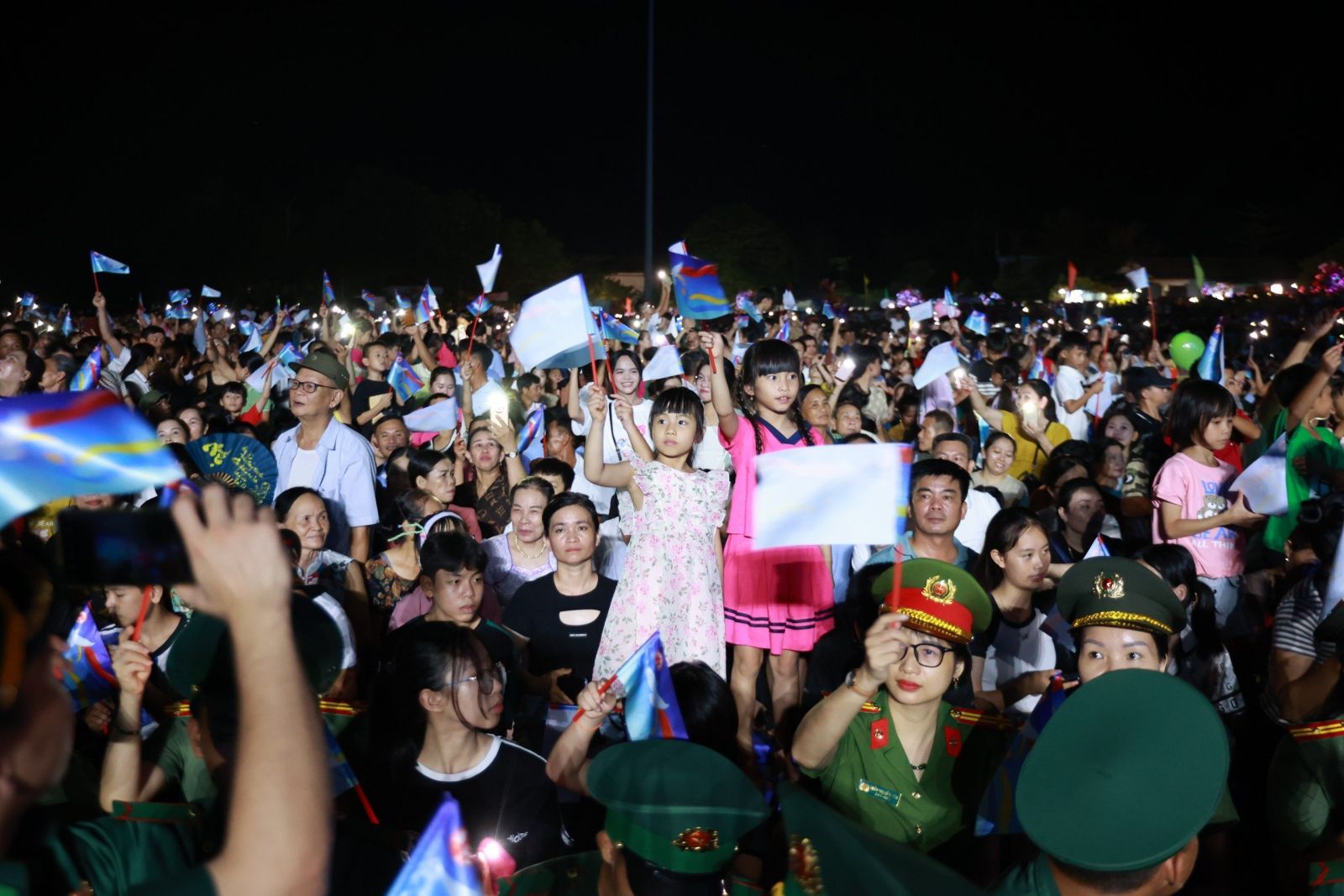 nguoi dan tham gia le hoi vi hoa binh