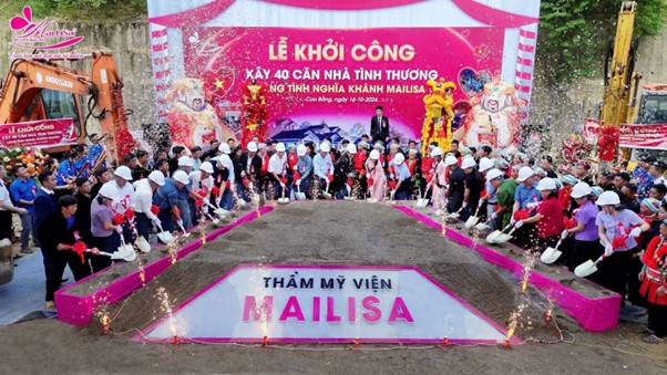 Vợ chồng Mailisa Hoàng Kim Khánh cùng lãnh đạo tỉnh Cao Bằng và toàn thể bà con tham gia lễ khởi công xây dựng 40 căn nhà tình thương